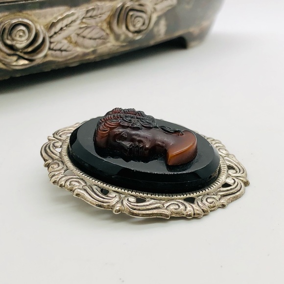Vintage Ornate Left Facing Cameo Brooch - Picture 5 of 8